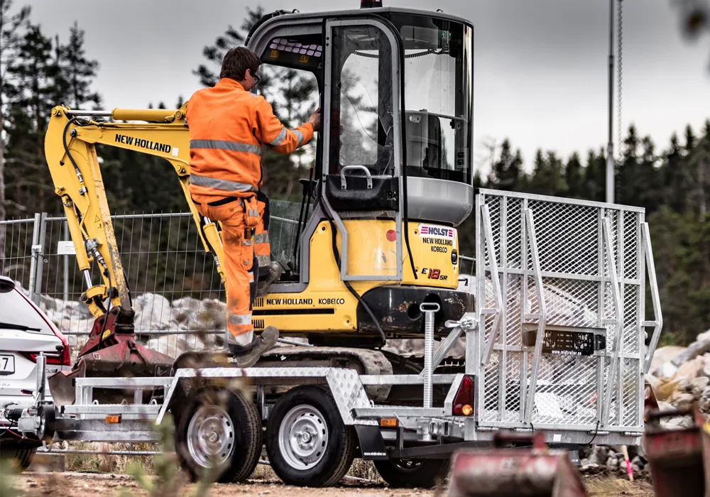 Bild på ett ett robust maskinsläp byggt för tung utrustning. Maxlast och stabilitet i fokus för säker transport. Hitta ditt entreprenadsläp med hjälp av Gert Sonesson.